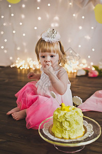 小公主吃她的第一个蛋糕5384图片