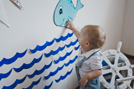 一个小孩在房间里玩耍一岁小孩在墙上画548图片
