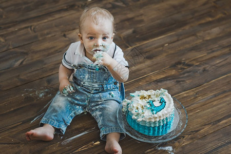 小孩的蛋糕和糖果婴儿的肖像涂有蛋糕59图片