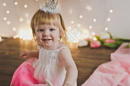 1岁女孩穿着节日礼服和皇冠穿着节日服5389的小孩肖像图片