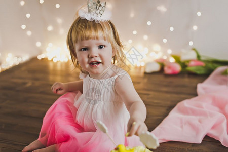 1岁女孩穿着节日礼服和皇冠穿着节日礼服5390的孩子肖像图片