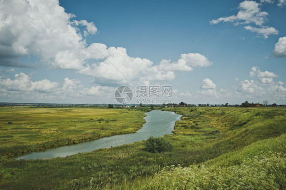 流经田野的潮水夏季512号田地风景图片