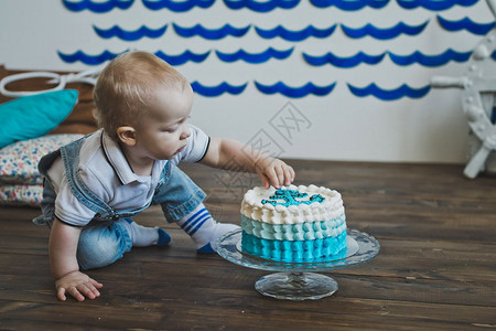 孩子用手吃蛋糕孩子用手吃蛋糕562图片