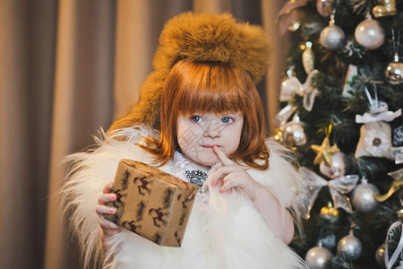 你小公主的圣诞肖像披着毛皮458圣诞树旁边的婴儿图片