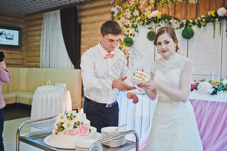 新娘和郎切入了婚礼蛋糕第4219部分图片