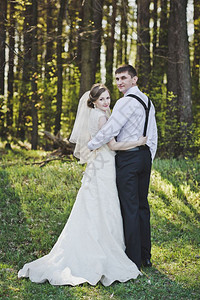 妻子在森林里拥抱她的丈夫新婚妇在森林419附近图片