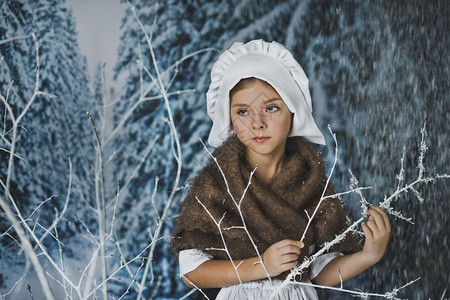 在冬天的森林里身着白色帽子的女孩在冰冻480的灌木丛中图片