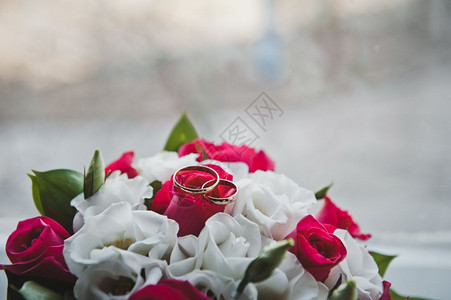红色和白玫瑰的一束花美丽玫瑰一束花354图片