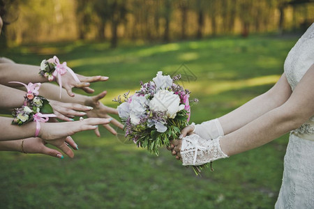 手伸向新娘的花束392图片