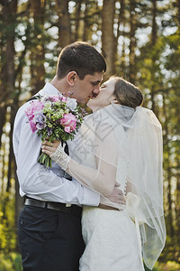 新婚夫妇亲吻森林背景新婚夫妇亲吻森林背景390图片