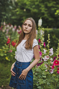 在高花间走过年轻女孩在340花间走过图片