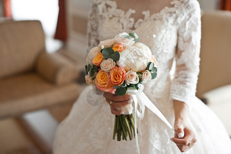 女孩拿着一束彩色玫瑰花一束白和橙色玫瑰放在新娘的手中2873图片