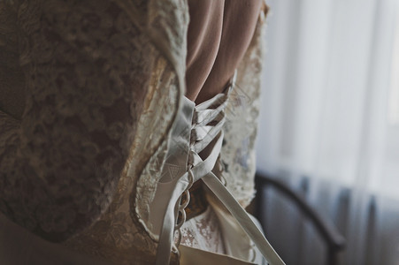 新娘的婚纱上贴着一条丝带新娘的婚纱上挂着2596年的婚纱图片