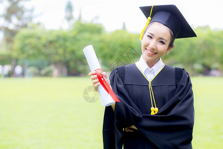 快乐的毕业女学生恭喜你毕业成功概念教育图片