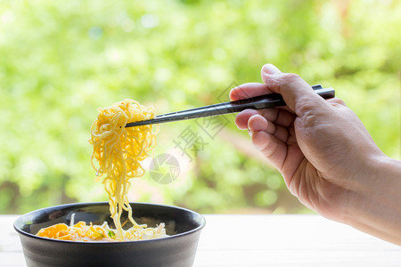 中式鸡蛋面用筷子夹起图片