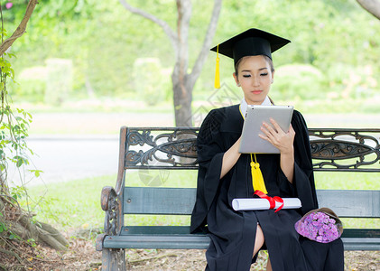 开学焕新在她手里玩研究生平板牌感觉放松在开学当天如此快乐寻找新的工作背景