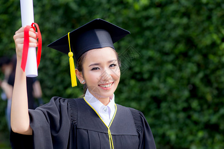 毕业女孩快乐恭喜研究生教育成功概念图片