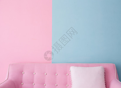 沙发和枕头家具现代客厅的住宅室内风格粉彩图片