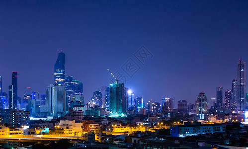 城市在泰国曼谷中心的夜间现场景观概念图片