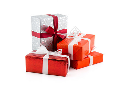 许多礼物盒白丝带在色背景上被孤立用于圣诞节和新年或假日图片