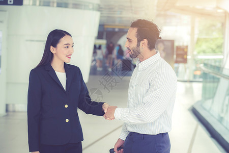 商人和界女的握手与客户交易协议的伙伴关系团队讨论和成功背景图片