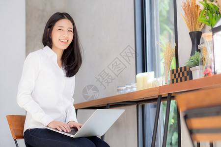 女职业自由者使用笔记本电脑与互联网连通从事远程工作图片