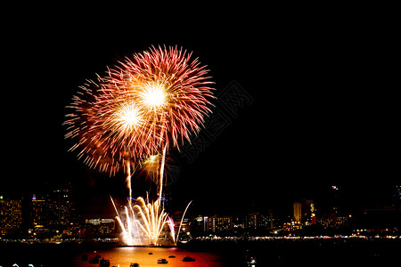 许多有夜市风景背的烟花庆祝新年图片