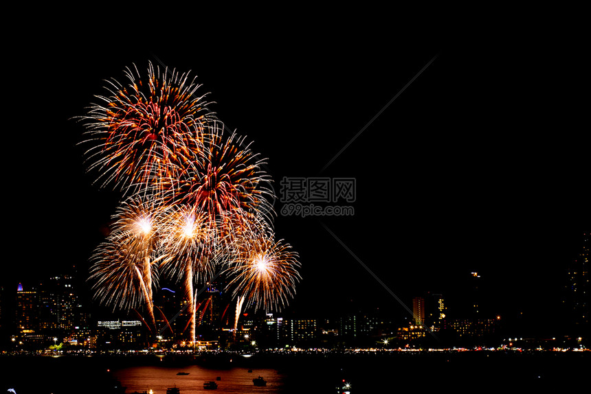 许多有夜市风景背的烟花庆祝新年
