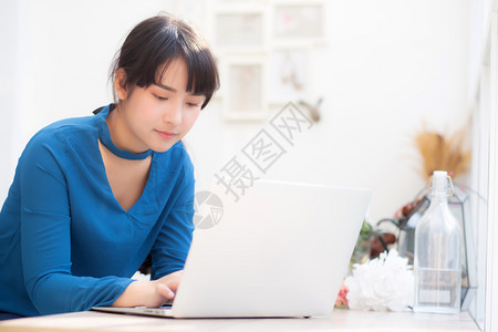 在咖啡店用笔记本电脑商业和通信概念在网上用笔记本电脑职业女自由者使用笔记本电脑商业和通信概念使用笔记本电脑的工作图片