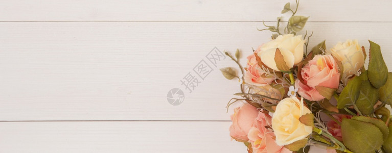 木制背景的美丽花朵浪漫母亲日或情人节春夏季自然装饰背景桌边礼花束假日概念横幅网站图片