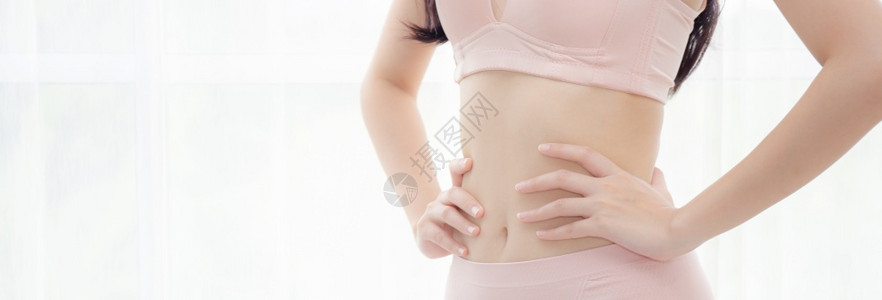女孩穿着胸罩触摸瘦腹部减肥健康与概念横幅网站图片