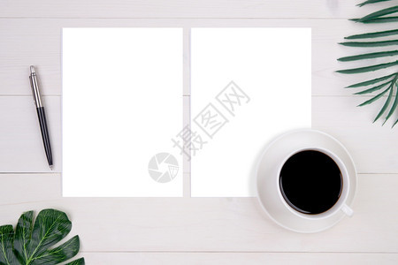 空白纸板复制间木桌上有模型叶和咖啡海报请柬明信片装饰你的设计或品牌没有人平铺顶层风景图片