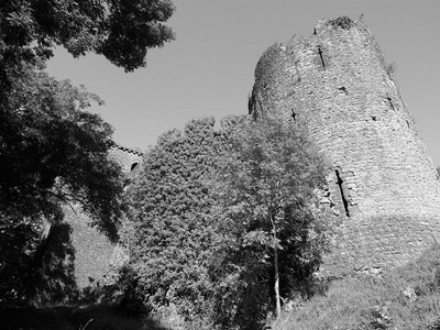 契普斯托城堡遗址威尔士卡斯泰尔城堡在契普斯托英国的黑白切普斯托城堡遗址在切普斯托黑色和白色图片