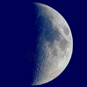 第一季度月亮以天文望远镜观测以方形的深蓝天空观测到第一季度月亮以望远镜观测到图片