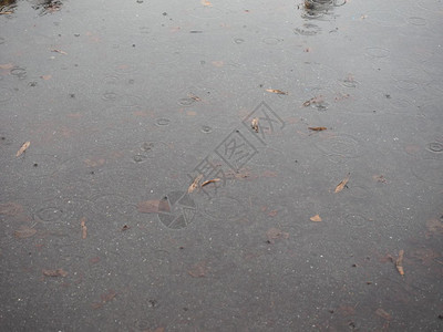 水在一滩雨水中循环用作背景雨水坑背景图片