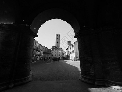 阿尔巴伊塔利CIRCA2019年月日古城中心的ColonnadePortico黑白背景图片