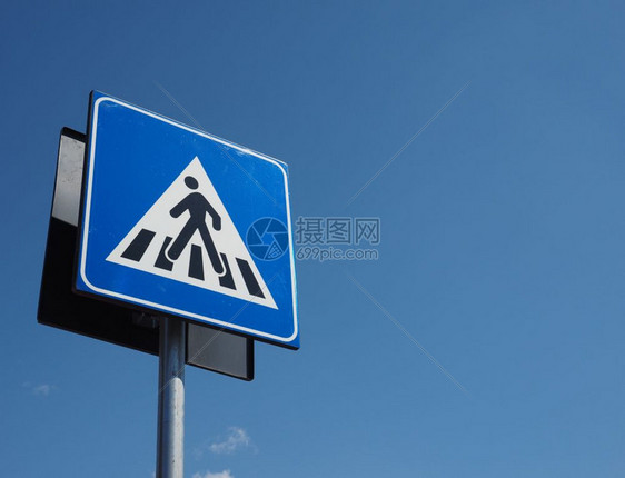 蓝天上空的斑马横过交通标志图片