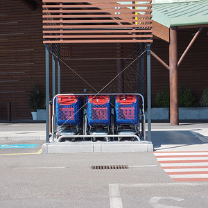 超市使用的购物车厢篮子图片