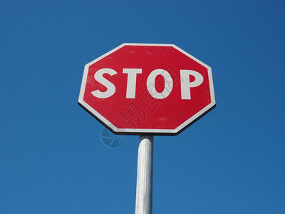警告信号蓝色天空上停止交通信号图片