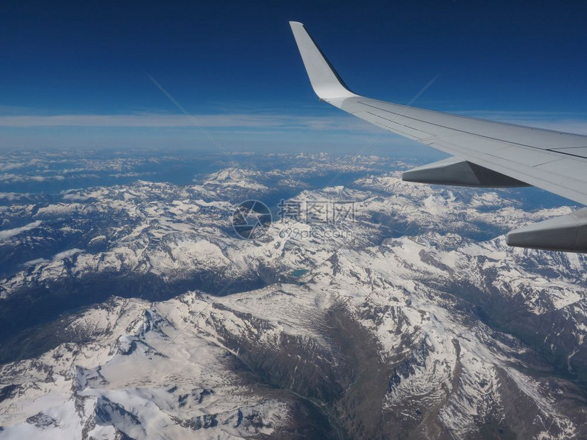 意大利和瑞士之间阿尔卑斯山的空中航向阿尔卑斯山的空中航向图片
