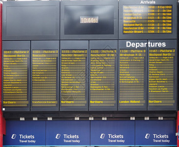利物浦梅街站列车抵达和出发的票办公室和到站出发时间表图片