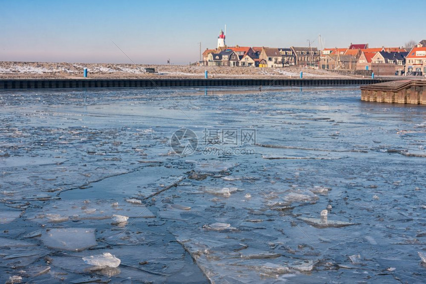 冬季荷兰捕鱼村乌尔克有冷冻港和灯塔观光有冷冻港图片