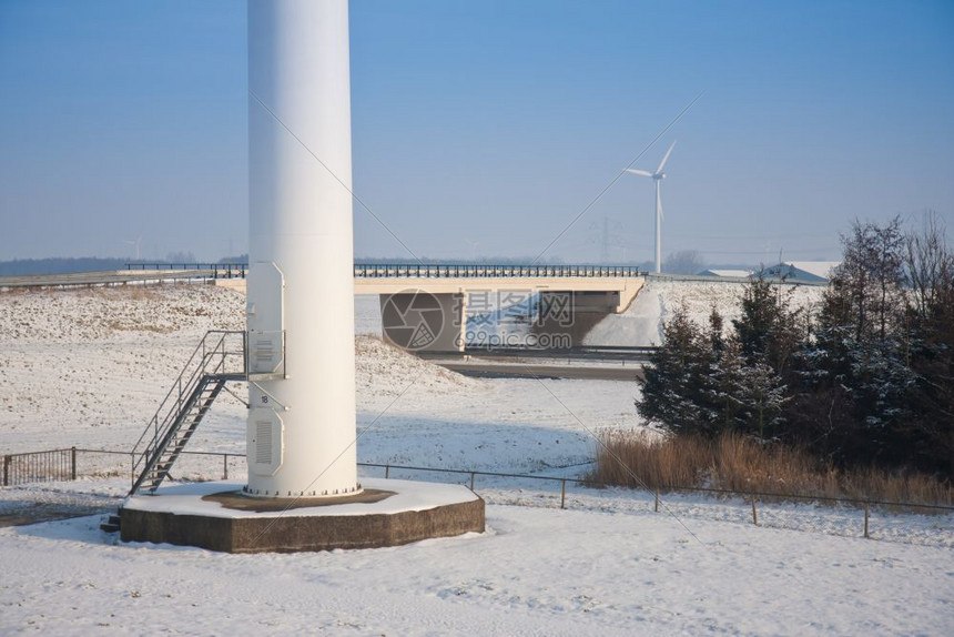 荷兰雪地风车在一条高速公路附近建造大风车基金会图片