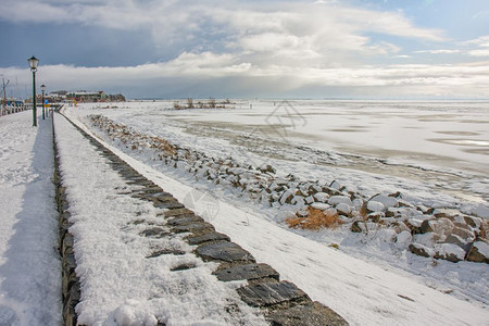 冬季风景在IJsselmeer荷兰渔业村乌尔克港和海滩附近有雪冷冻海荷兰冬季风景在港口和海滩附近有冷冻图片