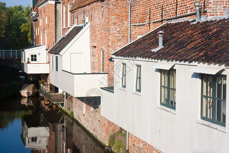 古老的荷兰城市在运河上方有木制房屋扩建图片