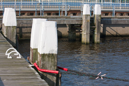 在荷兰港口有大木板的喷气嘴图片