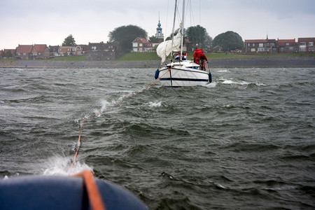 困苦的荷兰游艇被拖到安全港去图片