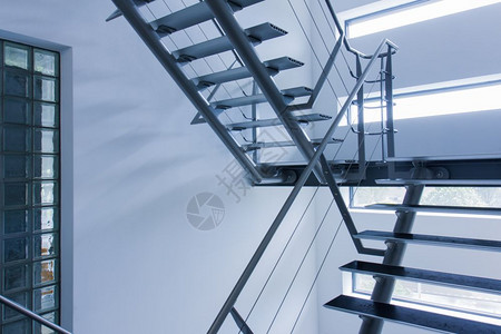 紧急出口在现代建筑的楼梯间图片