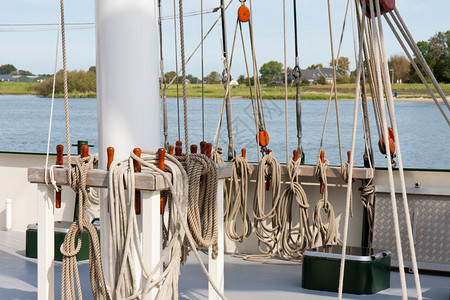 在荷兰坎彭港一艘帆船的甲板上图片