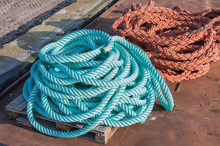 两根尼龙绳子在港口的一艘船上背景图片